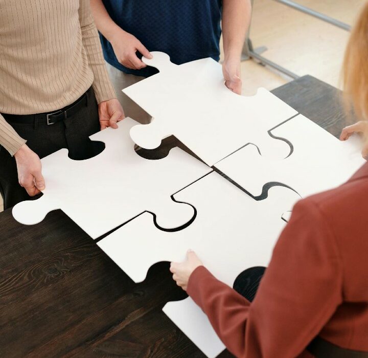 Une équipe construit un puzzle.
