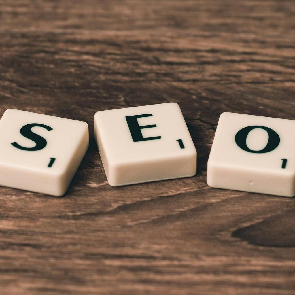 Lettres de scrabble formant le mot SEO.