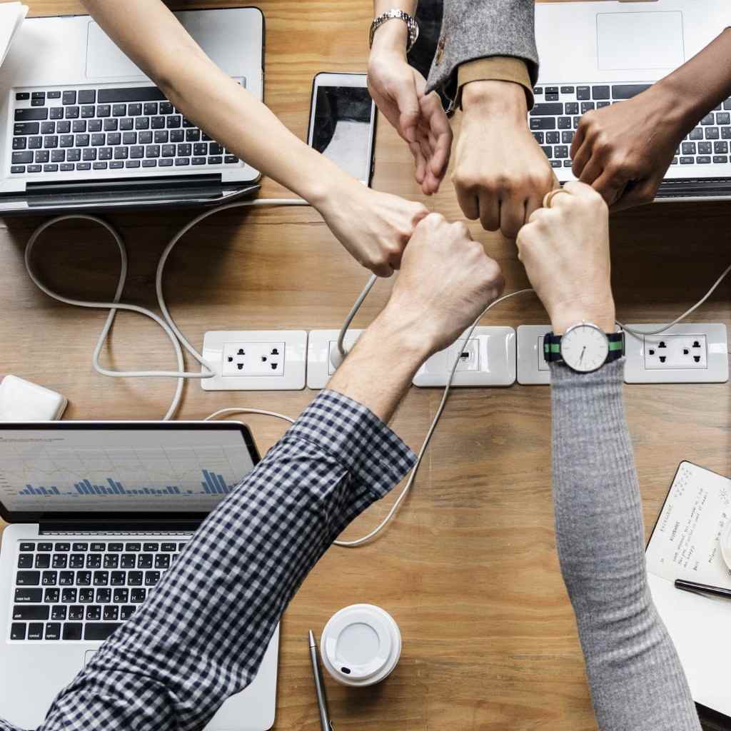 Zoom sur des poings qui se touchent en signe d'accord pour montrer la collaboration au sein d'une équipe.