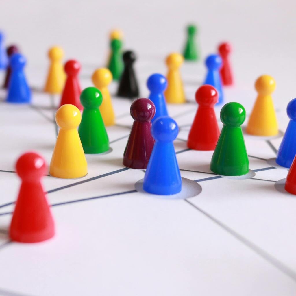 Jeu de stratégie avec des pions en plastique colorés.