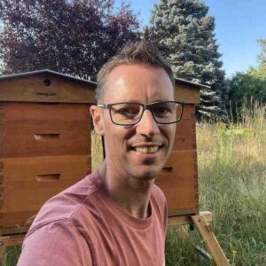 Aurélien Spitz, dirigeant Grand Est chez Beecity, devant deux ruches installées en entreprise.
