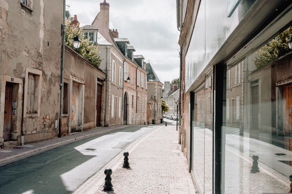 Santé des sols : vue d'une rue dans une ville française dont le sol est artificialisé.